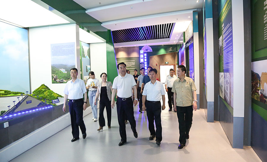 14-2021年6月，時任省委常委、省委統(tǒng)戰(zhàn)部部長馬廷禮蒞臨金徽股份調研。.jpg